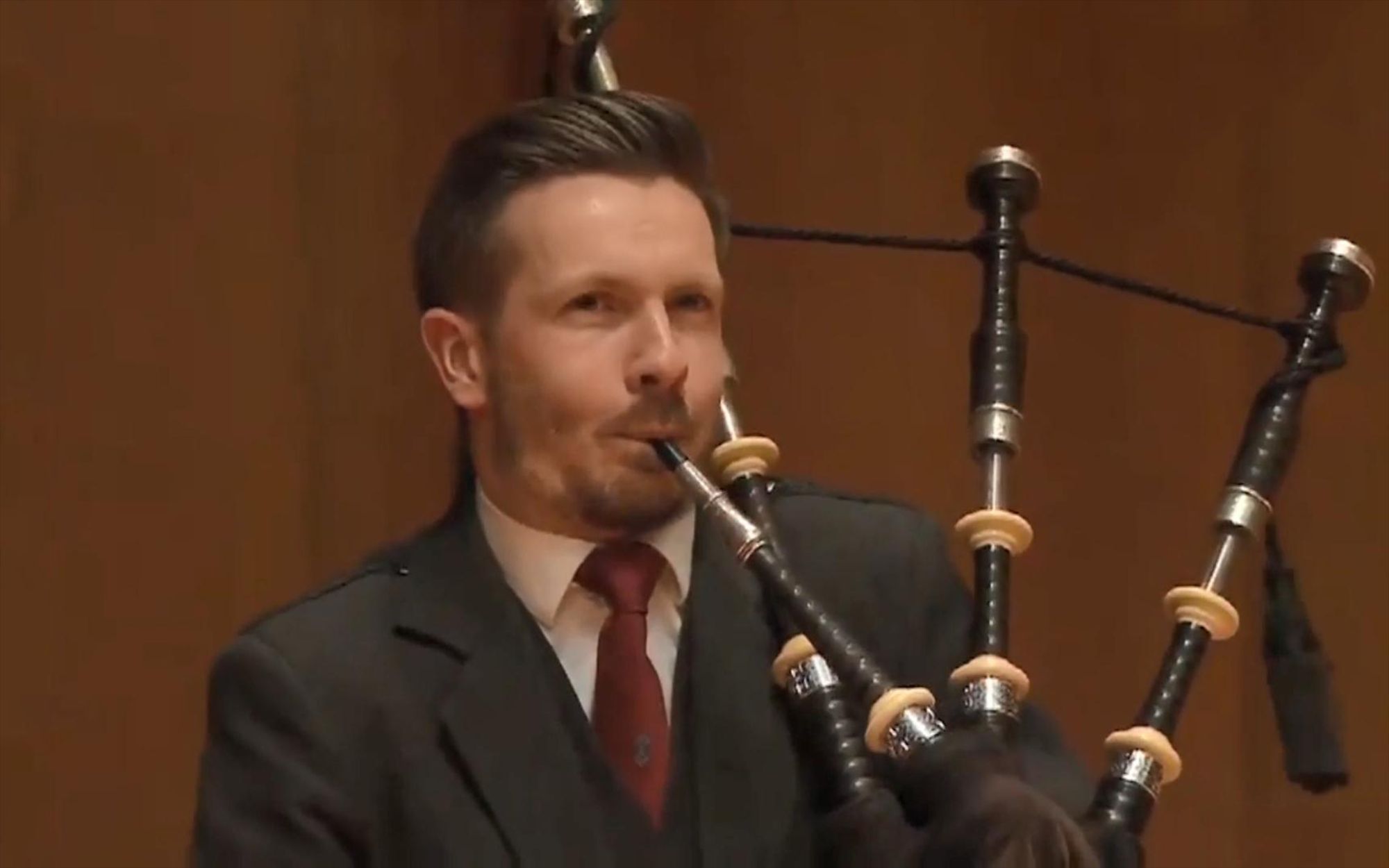 九游平台-关于德罗巴重返赛场，比赛局势复杂首场状态出色，美国队观众沸腾！全场沸腾不已的信息