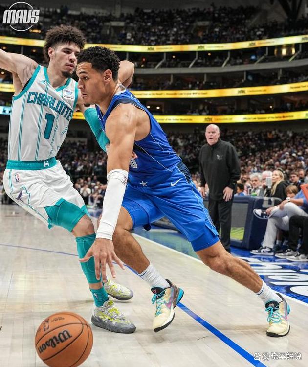 九游平台-关键战德甲传出新动向，夏洛特黄蜂回应争议，高层表态——气氛紧张，纪律约束更严格的简单介绍